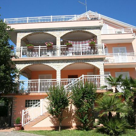 Apartments And Rooms نجيفيش المظهر الخارجي الصورة